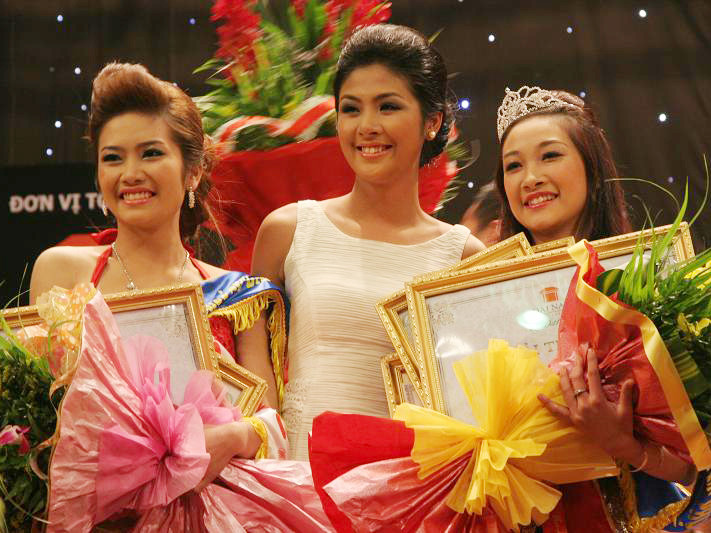 Á khôi 1 Nguyễn Thị Quỳnh Trang, hoa hậu Việt Nam Ngọc Hân và hoa khôi Đại Nam 2011 Đồng Thị Thúy Ngân