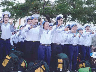 Chiến sỹ hải quân nhí sẵn sàng trước giờ lên đường Ảnh: Q.M