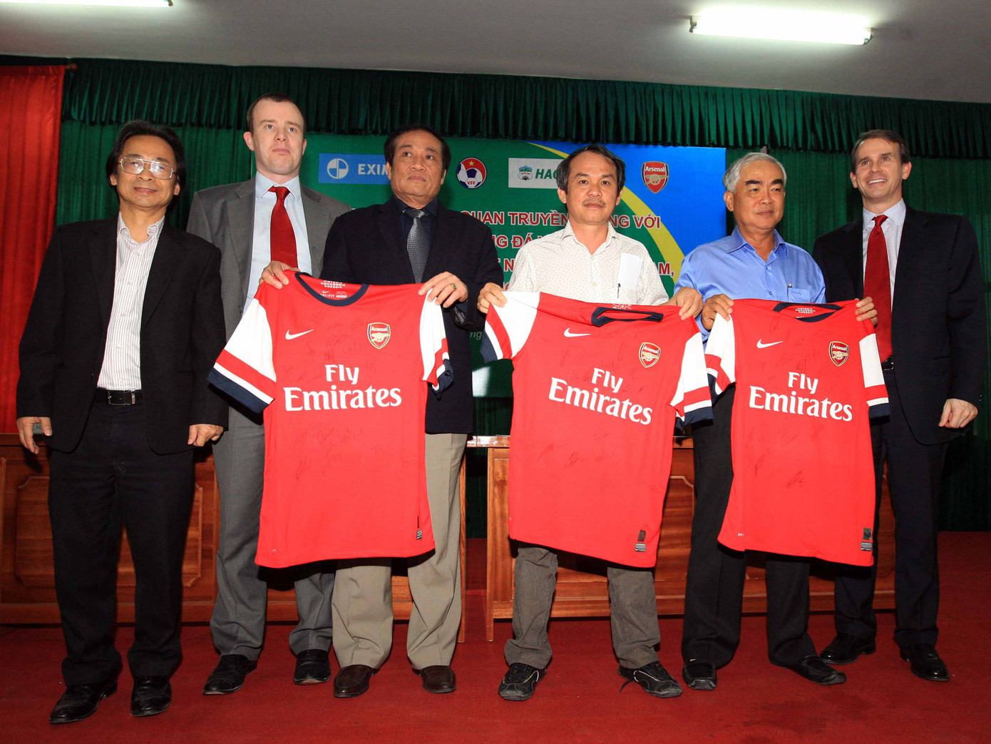 Đại diện Arsenal trao quà lưu niệm cho đối tác Việt Nam trong chuyến khảo sát hồi tháng 3/2013. Ảnh: VSI Đại diện Arsenal trao quà lưu niệm cho đối tác Việt Nam trong chuyến khảo sát hồi tháng 3/2013