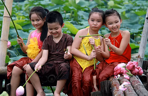 Đức Anh và Minh Châu thật duyên dáng Gia Hân và Tranh Linh tung tăng đi qua cầu Đức Anh và chị gái Trang Linh Ngọc Ánh và em trai cùng tạo dáng Thanh Sơn đáng yêu không nào? Đức Anh có gương mặt và nụ cười thật sáng Minh Châu duyên dáng và đáng yêu Gia Hân rất tự tin và duyên dáng Khoảnh khắc hồn nhiên