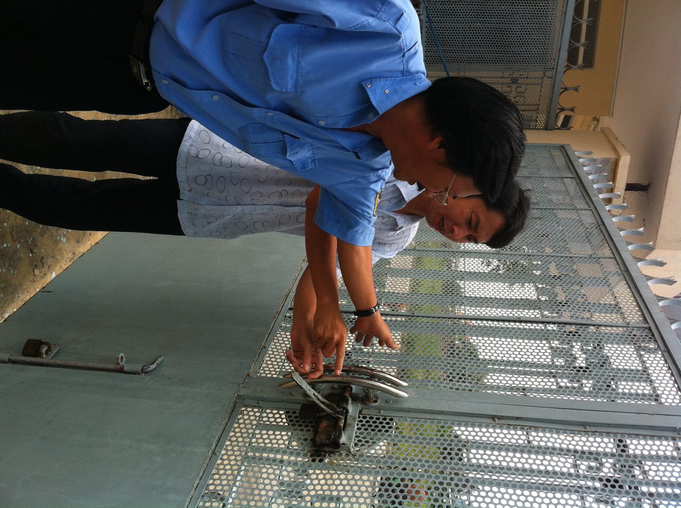 Bảo vệ trực đã để trộm bẻ luôn khóa cổng chính vào trường- ảnh L.N