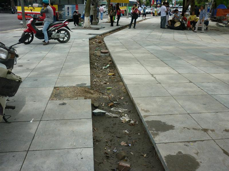 Một rãnh dài chưa được lát. Ảnh: HT Một rãnh dài chưa được lát. Ảnh: HT