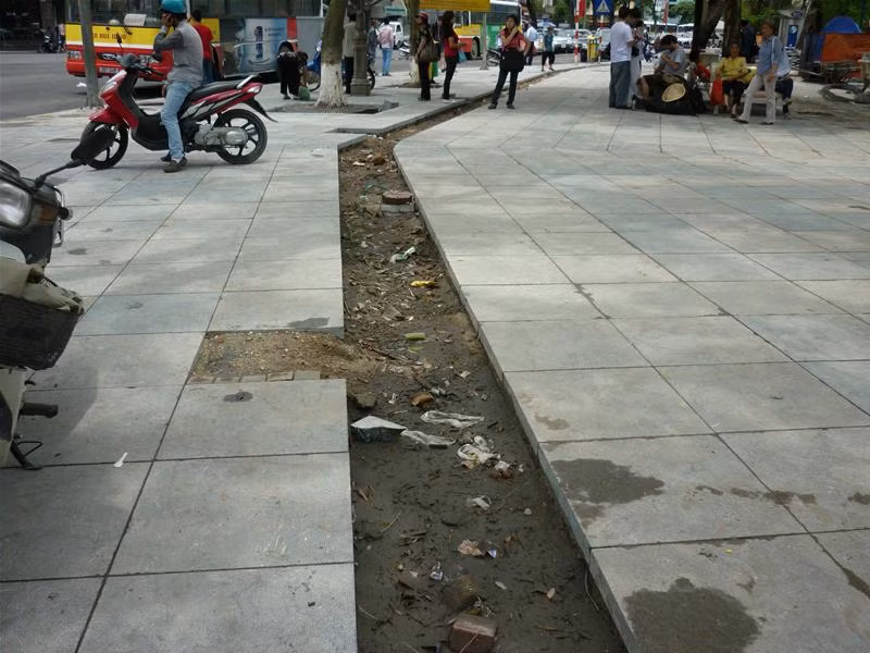 Một rãnh dài chưa được lát. Ảnh: HT Một rãnh dài chưa được lát. Ảnh: HT