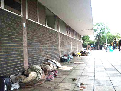 Vỉa hè thành nơi trú ngụ của người ăn xin