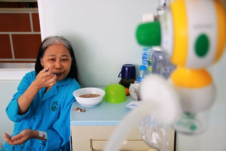 Bà Cúc ăn xuất cháo miễn phí của bệnh viện