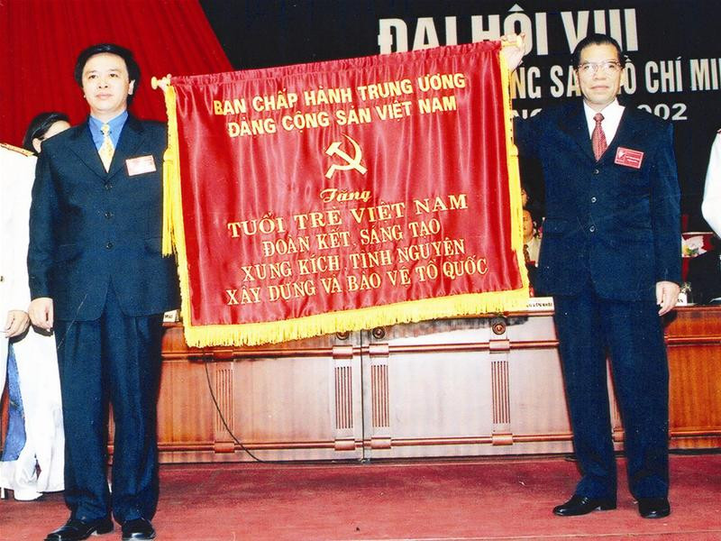 Đồng chí Hoàng Bình Quân (trái) nhận cờ của BCH T.Ư Đảng tại Đại hội Đoàn toàn quốc lần thứ VIII (2002) Đồng chí Hoàng Bình Quân (trái) nhận cờ của BCH T.Ư Đảng tại Đại hội Đoàn toàn quốc lần thứ VIII (2002)