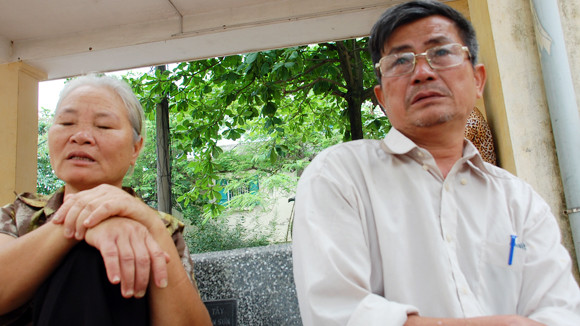 Vợ chồng ông Trọng vẫn túc trực tại BV trong tuyệt vọng