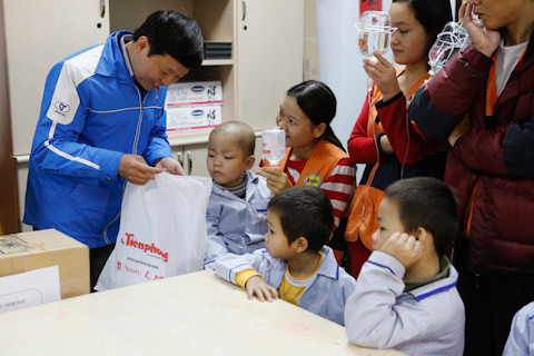 Phó TBT báo Tiền Phong Trần Thanh Lâm trao quà cho các bệnh nhi. Phó TBT báo Tiền Phong Trần Thanh Lâm trao quà cho các bệnh nhi