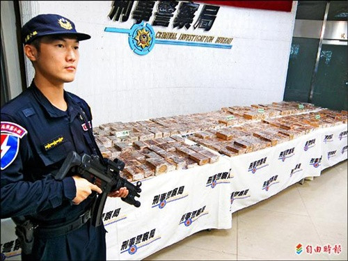 600 bánh heroin được trưng bày tại tòa nhà của Văn phòng Điều tra Hình sự Đài Loan ở Đài Bắc. Nếu được bán ra thị trường, số ma túy này có thể trị giá 300 triệu USD. Ảnh: LibertyTimes 