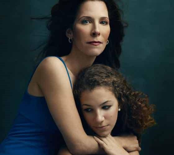 Ảnh: Karen chụp chung với cô con gái Joanna, 14 tuổi. Ảnh: Karen chụp chung với cô con gái Joanna, 14 tuổi