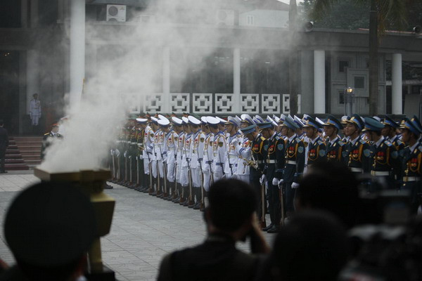 Ba tốp tiêu binh đại diện cho ba lực lượng lục quân, hải quân, không quân xếp thành 4 hàng trước nhà tang lễ để chuẩn bị cho lễ di quan.