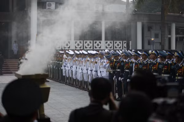 Ba tốp tiêu binh đại diện cho ba lực lượng lục quân, hải quân, không quân xếp thành 4 hàng trước nhà tang lễ để chuẩn bị cho lễ di quan.