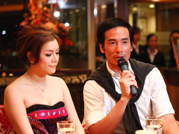 Nữ diễn viên tỏ ra e ấp bên cạnh bạn diễn