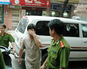 Dẫn giải các con bạc bị bắt. Ảnh : CAND