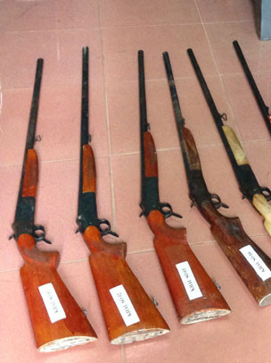 8 khẩu súng mà cảnh sát thu tại nhà riêng của Trường Văn Công. 8 khẩu súng mà cảnh sát thu tại nhà riêng của Trường Văn Công