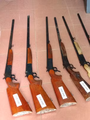 8 khẩu súng mà cảnh sát thu tại nhà riêng của Trường Văn Công