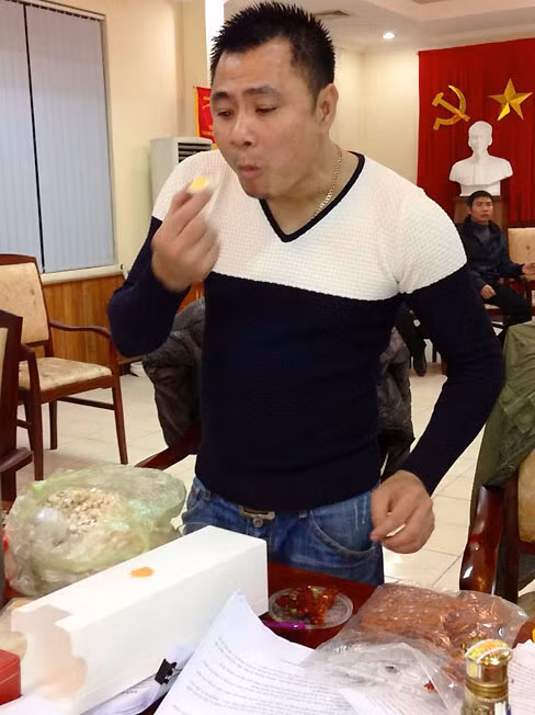 Tự Long tham ăn. Tự Long tham ăn