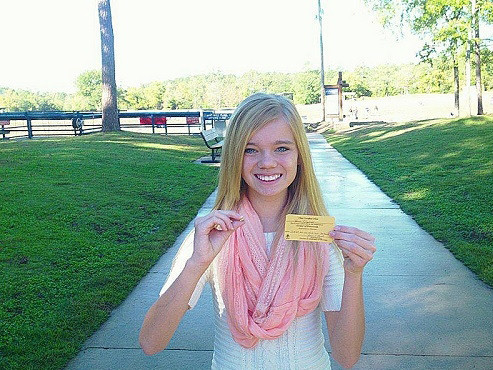 Tana Clymer, bé gái 14 tuổi vừa tìm thấy viên kim cương 3,85 carat. Ảnh: Arkansas State Park.
