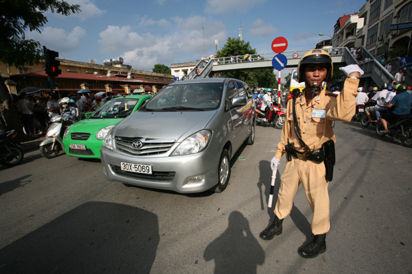 Hình ảnhCSGT phơi nắng điều khiển giao thông