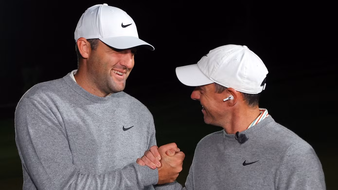 Scottie Scheffler và Rory McIlroy ăn mừng chiến thắng