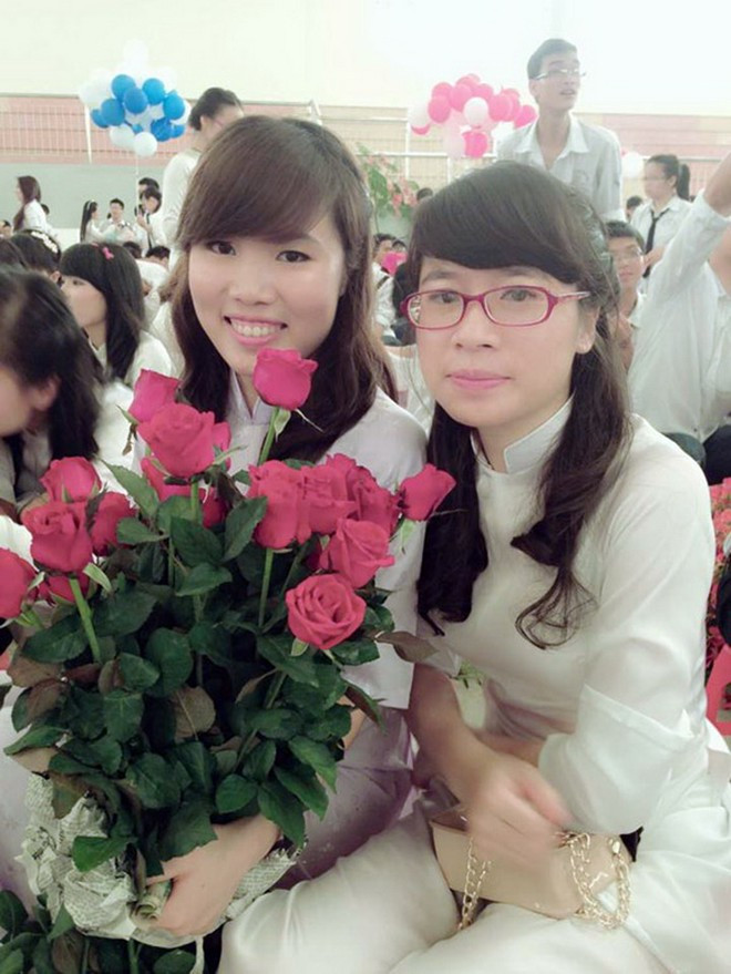  Hà Thùy Linh (bên trái) thủ khoa HV báo chí & Tuyên truyền là học trò của cô Hoàng Hả 