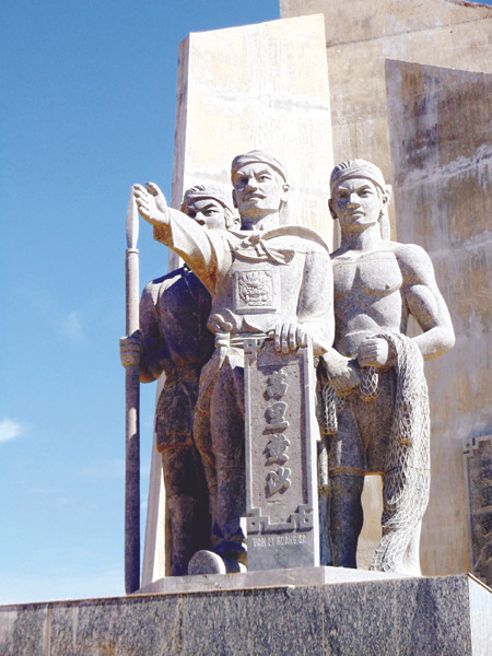 Tượng đài Hoàng Sa Bắc Hải trên đảo Lý Sơn Ảnh: Hải Anh. Tượng đài Hoàng Sa Bắc Hải trên đảo Lý Sơn Ảnh: Hải Anh