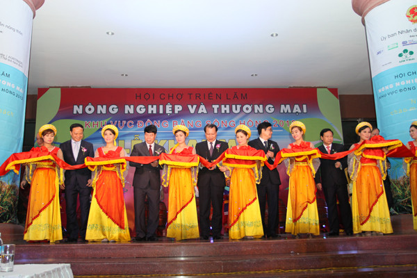 Cắt băng khai mạc Hội chợ