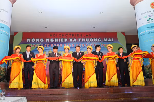 Cắt băng khai mạc Hội chợ