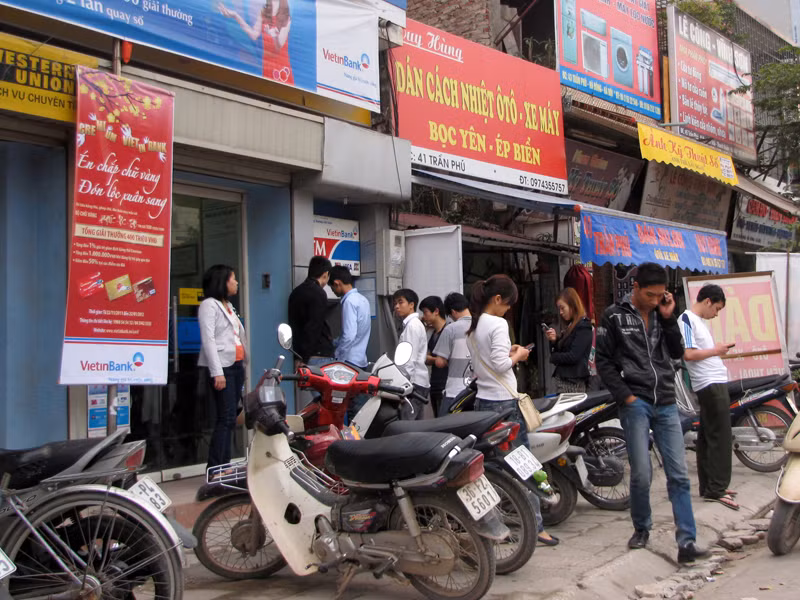 Mã pin chính là chiếc chìa khóa quan trọng nhất để kẻ gian có thể ăn cắp tiền trong tài khoản của chủ thẻ. Vì vậy chủ thẻ phải tạo thói quen che tay khi nhập mã pin