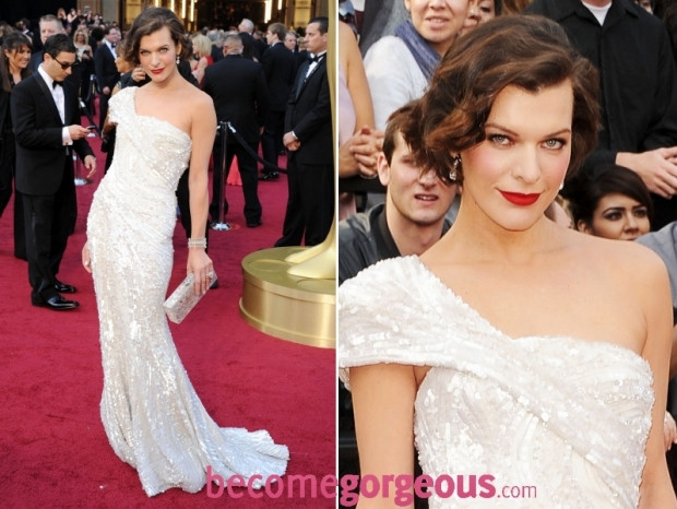 Milla Jovovich tham dự Oscar năm nay với chiếc đầm trắng lộng lẫy, quyến rũ lệch vai của Elie Saab Natalie Portman ấn tượng trong chiếc đầm đỏ chấm bi, mang phong cách cổ điển của Dior Couture. Gwyneth Paltrow đem đến một ấn tượng lạ trong lễ trao giải Oscar năm 2012, bộ đầm và chiếc áo choàng dài tới gót, màu trắng của Tom Ford. Nữ diên viên Sandra Bullock trong thiết kế của Marchesa sự hòa quyện tinh tế của hai màu đen và trắng. Sự tinh tế trên mảng thêu họa tiết tinh sảo là điểm nhấn cho chiếc đầm quyến rũ này. Emma Stone bồng bềnh quyến rũ trong chiếc đầm dài màu hồng đỏ của Giambattista Valli. Vẻ kín đáo Rooney Mara gợi cảm trong chiếc đầm trắng tinh khôi của Couture Givenchy, gợi cảm với đường khoét sâu trước ngực, và chân váy xòe mềm mại. Cameron Diaz duyên dáng trên thảm đỏ lễ trao giải Oscar năm 2012, trong một chiếc đầm Gucci tuyệt đẹp. Penelope Cruz quyến rũ trong chiếc đầm trễ vai của Armani. Nét đẹp sang trọng mang hơi hướng của vẻ cổ điển. Milla Jovovich tham dự Oscar năm nay với chiếc đầm trắng lộng lẫy, quyến rũ lệch vai của Elie Saab Natalie Portman ấn tượng trong chiếc đầm đỏ chấm bi, mang phong cách cổ điển của Dior Couture. Gwyneth Paltrow đem đến một ấn tượng lạ trong lễ trao giải Oscar năm 2012, bộ đầm và chiếc áo choàng dài tới gót, màu trắng của Tom Ford. Nữ diên viên Sandra Bullock trong thiết kế của Marchesa sự hòa quyện tinh tế của hai màu đen và trắng. Sự tinh tế trên mảng thêu họa tiết tinh sảo là điểm nhấn cho chiếc đầm quyến rũ này. Emma Stone bồng bềnh quyến rũ trong chiếc đầm dài màu hồng đỏ của Giambattista Valli. Vẻ kín đáo Rooney Mara gợi cảm trong chiếc đầm trắng tinh khôi của Couture Givenchy, gợi cảm với đường khoét sâu trước ngực, và chân váy xòe mềm mại. Cameron Diaz duyên dáng trên thảm đỏ lễ trao giải Oscar năm 2012, trong một chiếc đầm Gucci tuyệt đẹp. Penelope Cruz quyến rũ trong chiếc đầm trễ vai của Armani. Nét đẹp sang trọng mang hơi hướng của vẻ cổ điển.