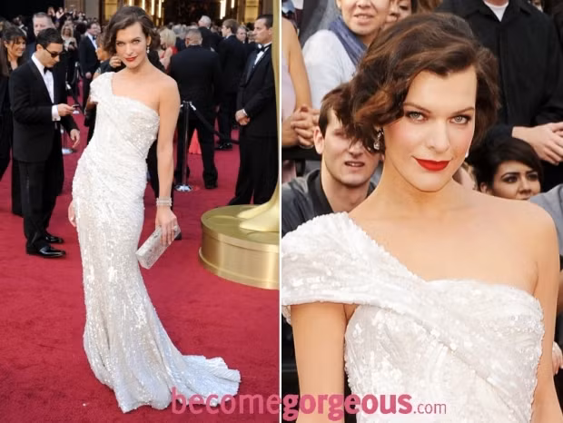 Milla Jovovich tham dự Oscar năm nay với chiếc đầm trắng lộng lẫy, quyến rũ lệch vai của Elie Saab Natalie Portman ấn tượng trong chiếc đầm đỏ chấm bi, mang phong cách cổ điển của Dior Couture. Gwyneth Paltrow đem đến một ấn tượng lạ trong lễ trao giải Oscar năm 2012, bộ đầm và chiếc áo choàng dài tới gót, màu trắng của Tom Ford. Nữ diên viên Sandra Bullock trong thiết kế của Marchesa sự hòa quyện tinh tế của hai màu đen và trắng. Sự tinh tế trên mảng thêu họa tiết tinh sảo là điểm nhấn cho chiếc đầm quyến rũ này. Emma Stone bồng bềnh quyến rũ trong chiếc đầm dài màu hồng đỏ của Giambattista Valli. Vẻ kín đáo Rooney Mara gợi cảm trong chiếc đầm trắng tinh khôi của Couture Givenchy, gợi cảm với đường khoét sâu trước ngực, và chân váy xòe mềm mại. Cameron Diaz duyên dáng trên thảm đỏ lễ trao giải Oscar năm 2012, trong một chiếc đầm Gucci tuyệt đẹp. Penelope Cruz quyến rũ trong chiếc đầm trễ vai của Armani. Nét đẹp sang trọng mang hơi hướng của vẻ cổ điển.