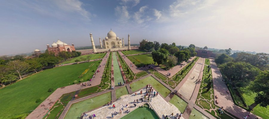 Taj Mahal đổi từ màu trắng vào ban ngày sang màu hồng khi hoàng hôn xuống và ánh lên màu bạc dưới ánh trăng