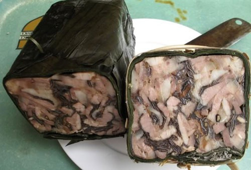 Chị em công sở tranh thủ làm giò xào để bán kiếm thêm tiền tiêu Tết 