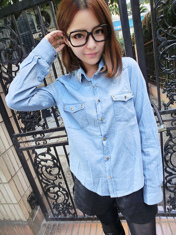 Áo phao, áo da hay những item cotton pha nilon khó thấm nước chính là những món đồ hoàn hảo cho những ngày mưa phùn thế này. Ngoài ra những kiểu áo sơ mi, đặc biệt là sơ mi denim cũng là một lựa chọn không tồi đâu nhé! Shorts, chân váy cotton tiện dụng hay skinny jeans sẽ giúp bạn cảm thấy năng động và thoải mái hơn. Cuối cùng là giữ cho đôi chân khỏi ướt bằng một đôi ủng đi mưa thật xinh, hay boots và giày da... vậy là bạn đã có ngay set đồ đi mưa thật hợp lý và thời trang rồi đấy!