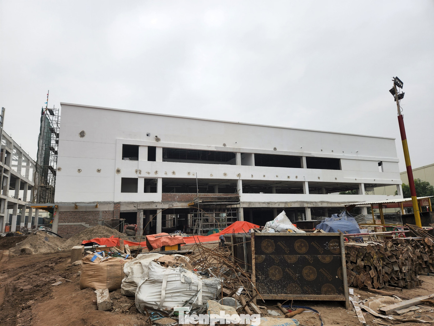 Từ tháng 7/2022 (thời điểm phát hiện vi phạm – PV), dù chính quyền địa phương nhiều lần kiểm tra, lập biên bản, đình chỉ thi công nhưng chủ đầu tư vẫn tiếp tục cho công nhân, máy móc thi công rầm rộ. Từ tháng 7/2022 (thời điểm phát hiện vi phạm – PV), dù chính quyền địa phương nhiều lần kiểm tra, lập biên bản, đình chỉ thi công nhưng chủ đầu tư vẫn tiếp tục cho công nhân, máy móc thi công rầm rộ.