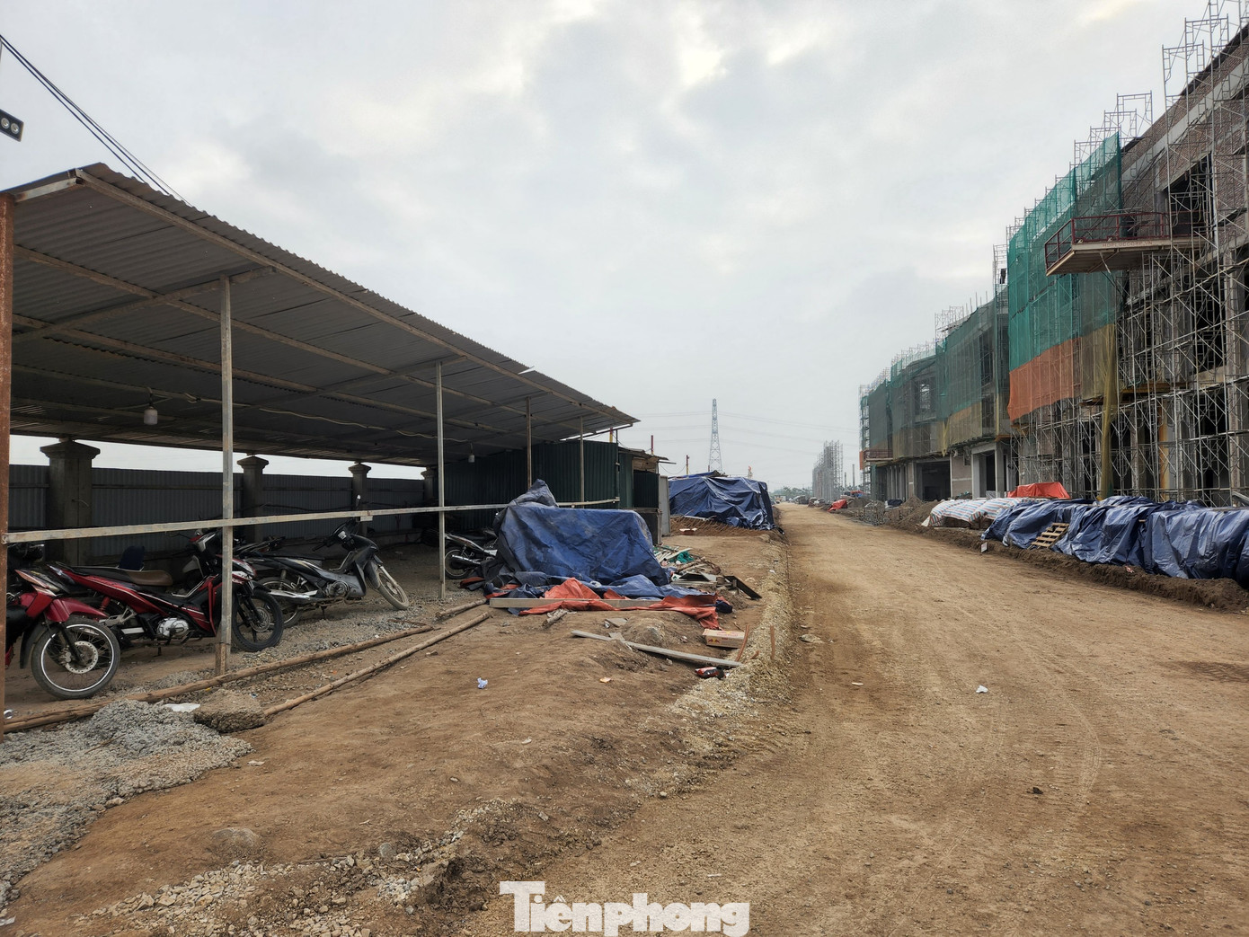 Đồng thời, phê bình Điện lực Văn Giang và Giám đốc Điện lực Văn Giang không thực hiện nghiêm túc chỉ đạo của UBND huyện Văn Giang về việc ngừng cấp điện đối với chủ đầu tư do đang vi phạm xây dựng. Đồng thời, phê bình Điện lực Văn Giang và Giám đốc Điện lực Văn Giang không thực hiện nghiêm túc chỉ đạo của UBND huyện Văn Giang về việc ngừng cấp điện đối với chủ đầu tư do đang vi phạm xây dựng.