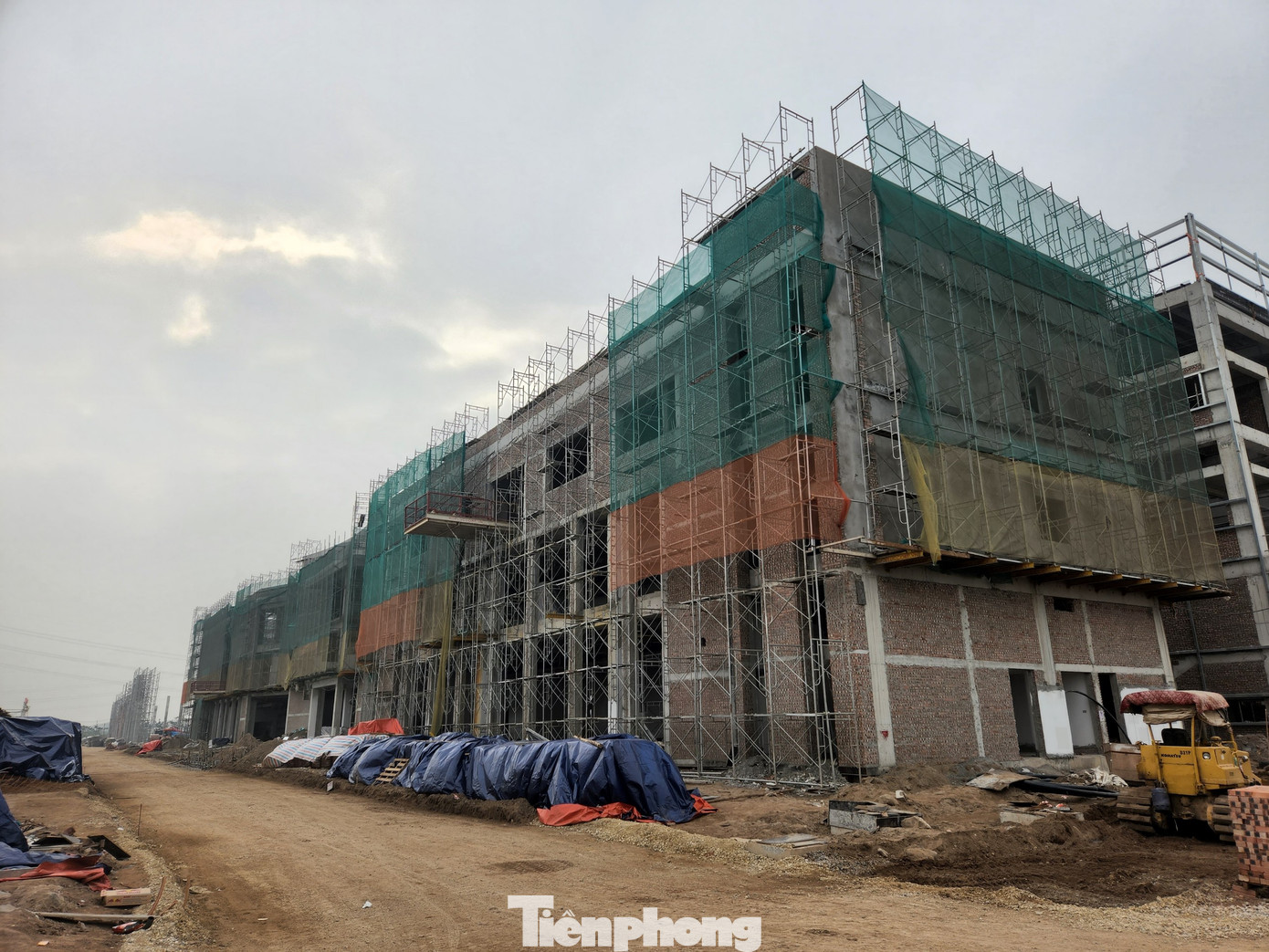 UBND huyện Văn Giang (tỉnh Hưng Yên) mới đây có quyết định xử phạt vi phạm hành chính đối với Công ty CP ô tô Việt Nhật, chủ đầu tư Dự án Nhà máy sản xuất, lắp ráp ô tô tại xã Tân Tiến với số tiền 140 triệu đồng do thi công xây dựng nhiều hạng mục công trình không phép. UBND huyện Văn Giang (tỉnh Hưng Yên) mới đây có quyết định xử phạt vi phạm hành chính đối với Công ty CP ô tô Việt Nhật, chủ đầu tư Dự án Nhà máy sản xuất, lắp ráp ô tô tại xã Tân Tiến với số tiền 140 triệu đồng do thi công xây dựng nhiều hạng mục công trình không phép.