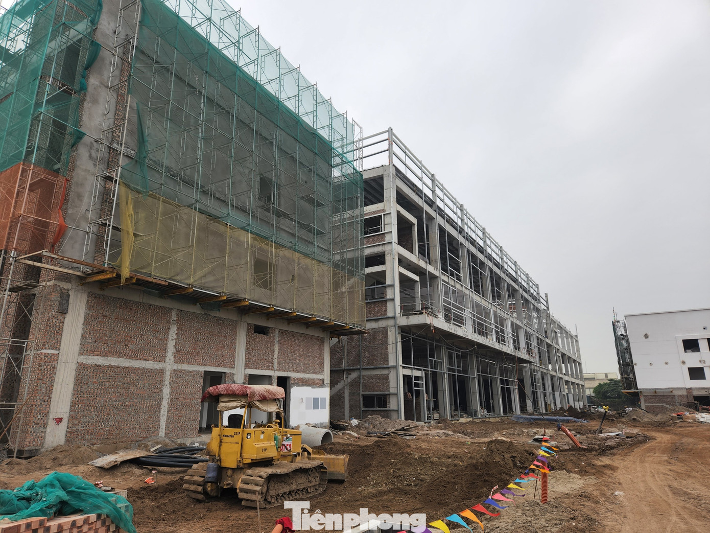 Trước những vi phạm trên, UBND huyện Văn Giang phê bình UBND xã Tân Tiến, Chủ tịch UBND, Phó Chủ tịch UBND xã Tân Tiến phụ trách lĩnh vực đã thiếu quyết liệt trong việc thực hiện các biện pháp xử lý, ngăn chặn để tái vi phạm. Trước những vi phạm trên, UBND huyện Văn Giang phê bình UBND xã Tân Tiến, Chủ tịch UBND, Phó Chủ tịch UBND xã Tân Tiến phụ trách lĩnh vực đã thiếu quyết liệt trong việc thực hiện các biện pháp xử lý, ngăn chặn để tái vi phạm.