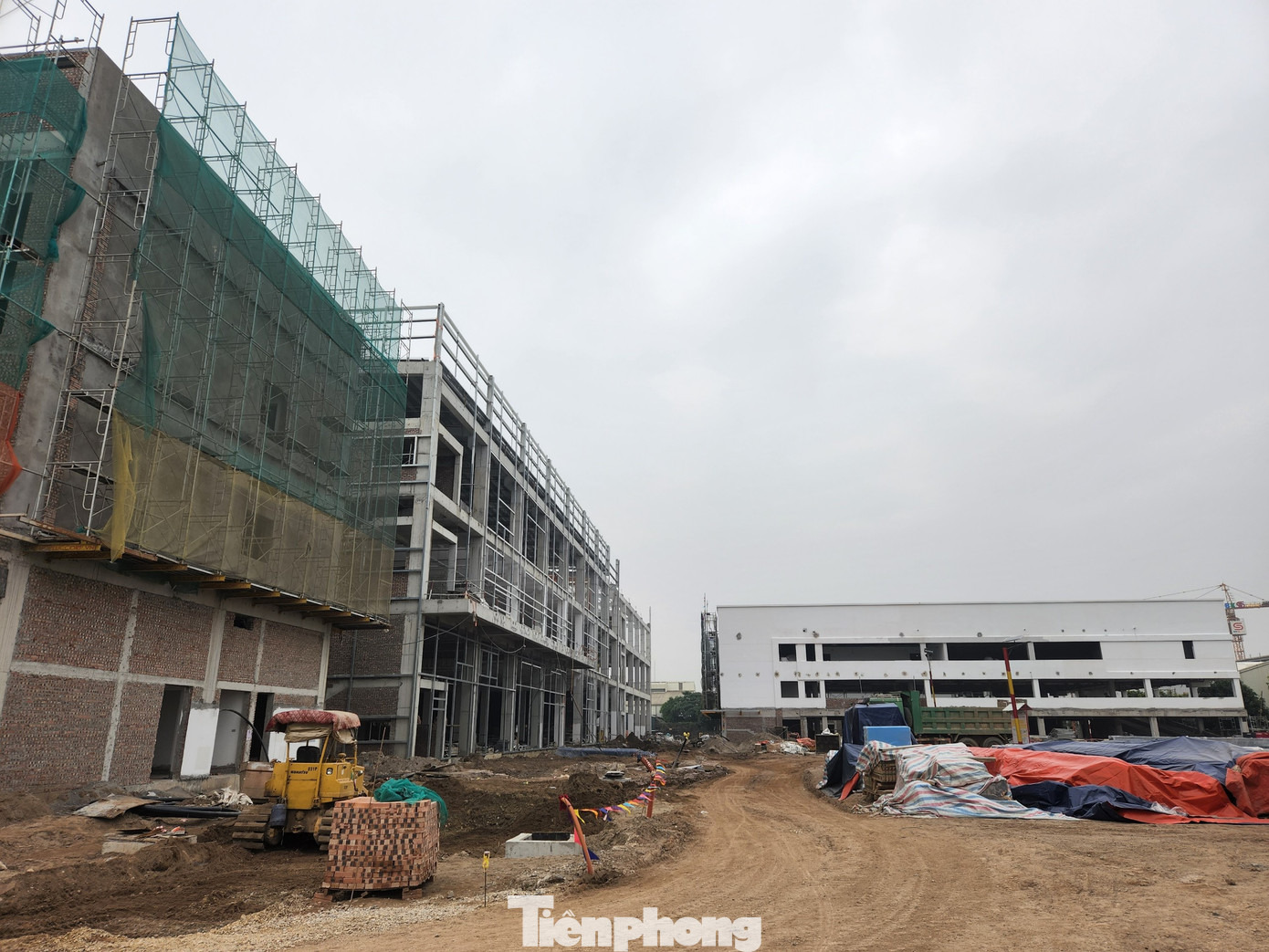 Trong khi đó, trao đổi với PV, lãnh đạo UBND tỉnh Hưng Yên xác nhận huyện Văn Giang đã có quyết định xử phạt 140 triệu đồng. Liên quan đến vụ việc này, Tỉnh ủy đã có văn bản giao UBND tỉnh kiểm tra, làm rõ. “UBND tỉnh đã giao Sở Xây dựng kiểm tra, báo cáo cụ thể. Khi có báo cáo UBND tỉnh sẽ thông tin cụ thể”, lãnh đạo UBND tỉnh Hưng Yên nói. Trong khi đó, trao đổi với PV, lãnh đạo UBND tỉnh Hưng Yên xác nhận huyện Văn Giang đã có quyết định xử phạt 140 triệu đồng. Liên quan đến vụ việc này, Tỉnh ủy đã có văn bản giao UBND tỉnh kiểm tra, làm rõ. “UBND tỉnh đã giao Sở Xây dựng kiểm tra, báo cáo cụ thể. Khi có báo cáo UBND tỉnh sẽ thông tin cụ thể”, lãnh đạo UBND tỉnh Hưng Yên nói.