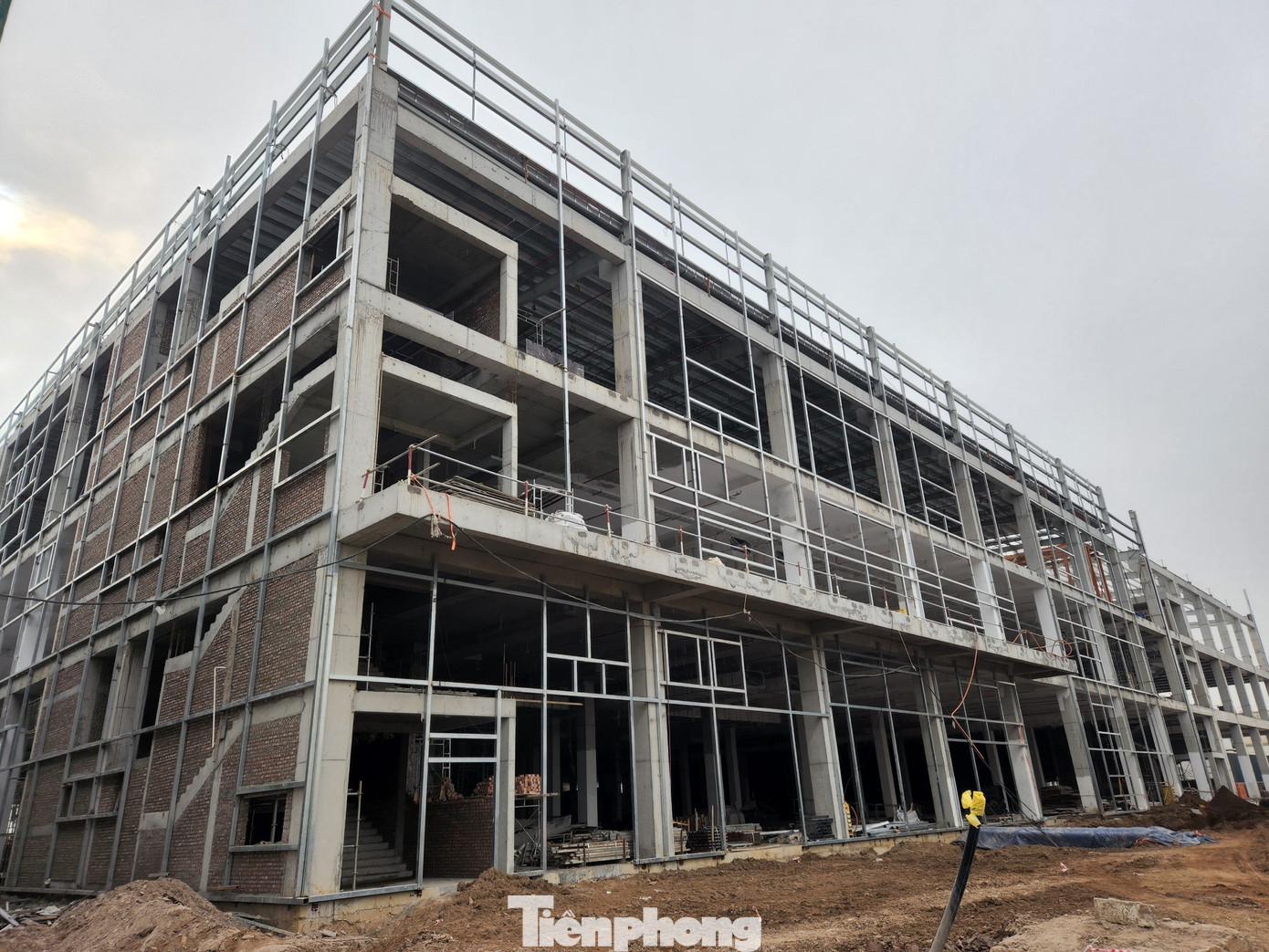 Theo đó, từ giữa năm 2022, dù chưa hoàn thiện các thủ tục pháp lý, chưa có giấy phép xây dựng nhưng chủ đầu tư vẫn xây dựng nhiều công trình, hạng mục cao 3 tầng với diện tích hàng nghìn m2 bên trong khu đất gần 6,7ha tại xã Tân Tiến. Theo đó, từ giữa năm 2022, dù chưa hoàn thiện các thủ tục pháp lý, chưa có giấy phép xây dựng nhưng chủ đầu tư vẫn xây dựng nhiều công trình, hạng mục cao 3 tầng với diện tích hàng nghìn m2 bên trong khu đất gần 6,7ha tại xã Tân Tiến.