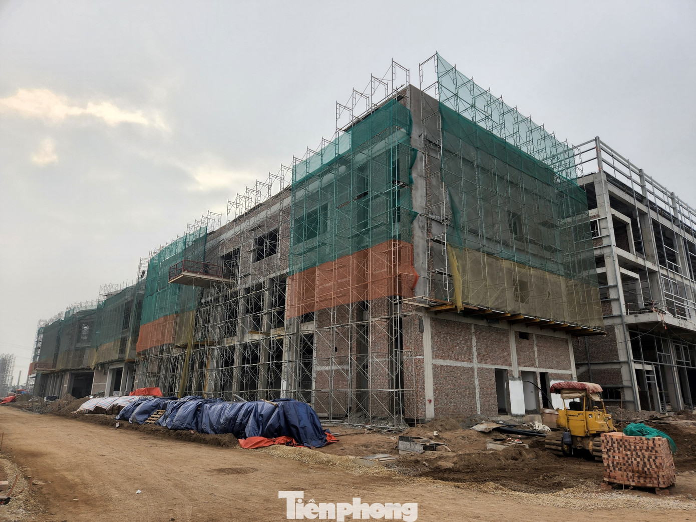 Ngoài ra, lãnh đạo huyện Văn Giang cũng yêu cầu UBND xã Tân Tiến thực hiện ngay các biện pháp đình chỉ hoạt động xây dựng; Điện lực Văn Giang thực hiện ngay việc dừng cung cấp điện phục vụ xây dựng công trình do chưa đủ điều kiện… Ngoài ra, lãnh đạo huyện Văn Giang cũng yêu cầu UBND xã Tân Tiến thực hiện ngay các biện pháp đình chỉ hoạt động xây dựng; Điện lực Văn Giang thực hiện ngay việc dừng cung cấp điện phục vụ xây dựng công trình do chưa đủ điều kiện…