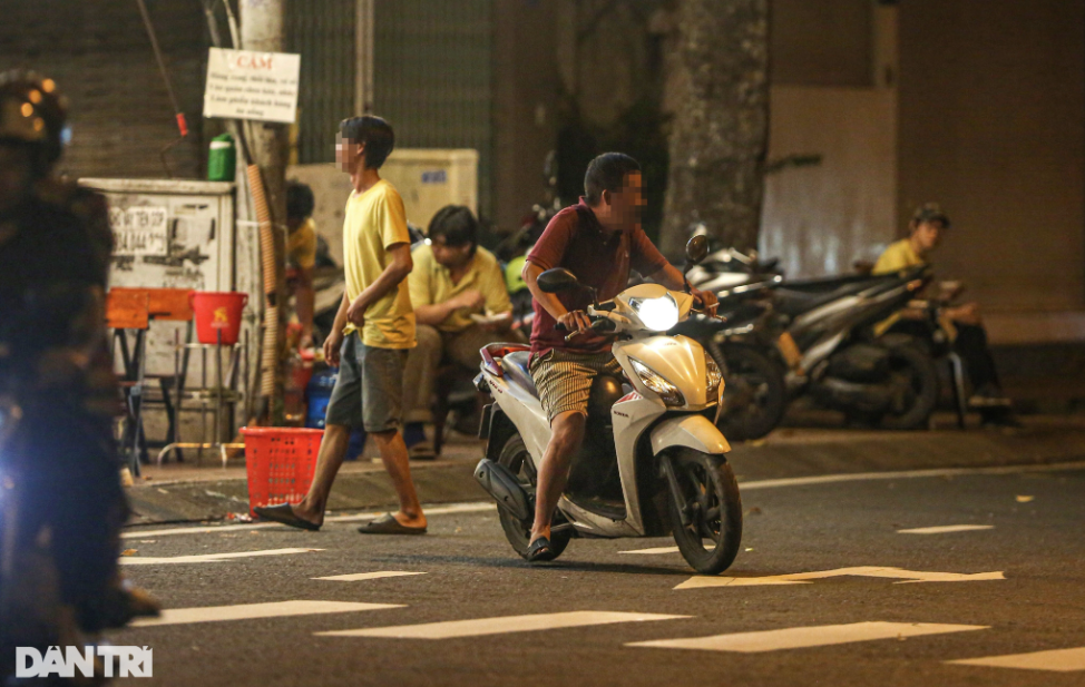 Nhiều khách nhậu ở đường Hoàng Sa, quận 1, sau khi rời quán trong hơi men, vẫn điều khiển xe máy, một số người còn không đội mũ bảo hiểm, chạy loạng choạng rời quán (Ảnh: Hải Long).