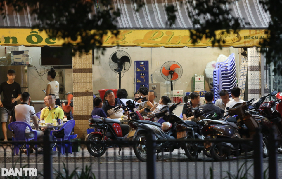 Các quán nhậu trên đường Trường Sa, nhiều khách nhậu đi theo xe máy xếp đầy ở vỉa hè quán nhậu (Ảnh: Hải Long).