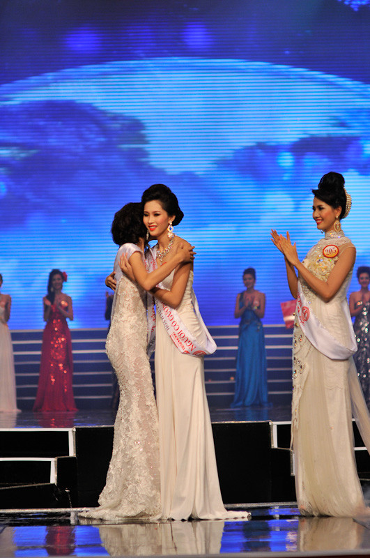 Khi Đặng Thu Thảo được MC Anh Tuấn xướng tên cô ôm lấy Vũ Ngọc Anh để chia sẻ cảm xúc của mình.