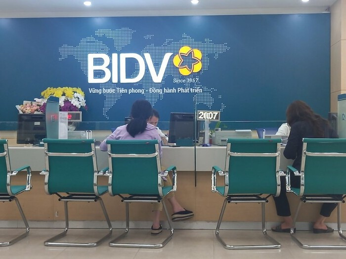 BIDV đưa lãi suất tiết kiệm xuống thấp nhất trong vòng 3 năm và ngang bằng 2 ngân hàng trong nhóm Big 4. BIDV đưa lãi suất tiết kiệm xuống thấp nhất trong vòng 3 năm và ngang bằng 2 ngân hàng trong nhóm Big 4.