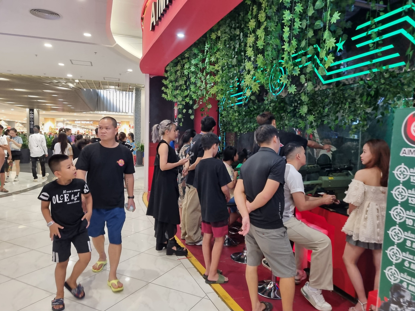 Khu bắn súng thu hút các nhiều bạn trẻ tham gia. Nhiều người phải xếp hàng chờ mới tới lượt chơi.