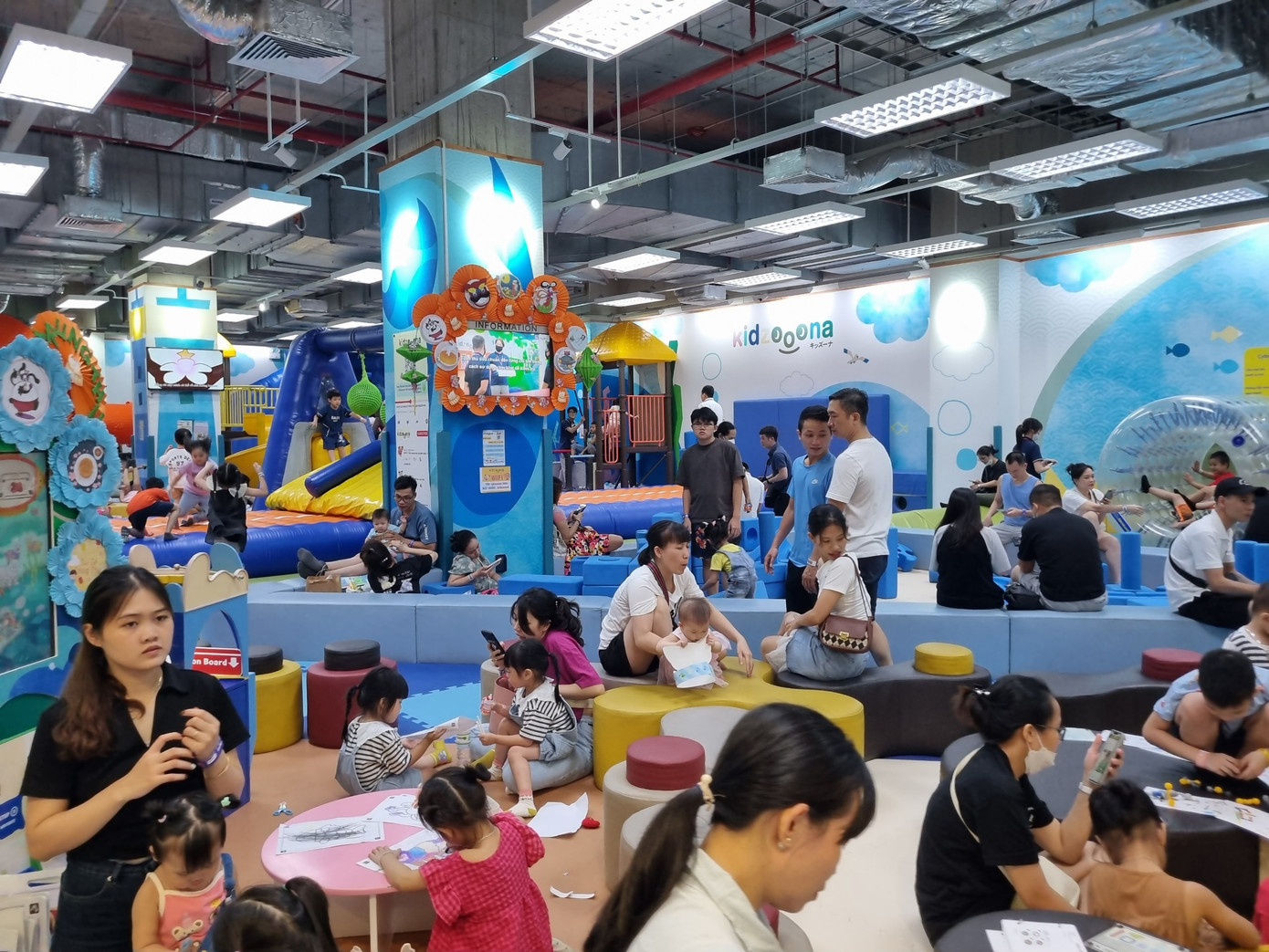 Người lớn, trẻ em quá đông khiến khu vui chơi không còn đủ chỗ ngồi cho mọi người.