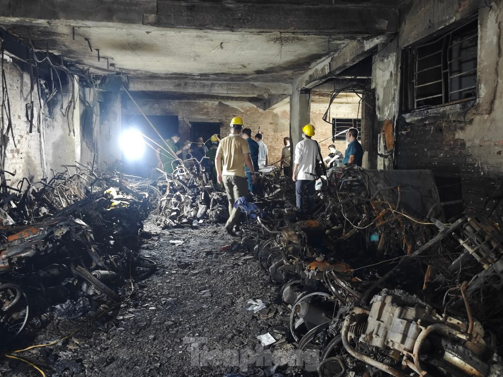 Khu vực tầng 1 chung cư là nơi để các phương tiện của người dân của chung cư mini bị cháy. Khu vực tầng 1 chung cư là nơi để các phương tiện của người dân của chung cư mini bị cháy.