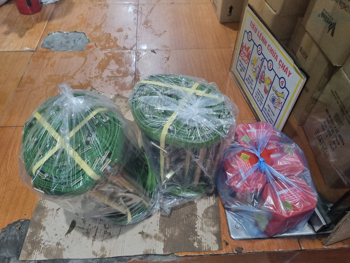 Chị Hoài mua 2 thang dây 10m và 4 mặt nạ phòng độc với giá 2,4 triệu đồng.