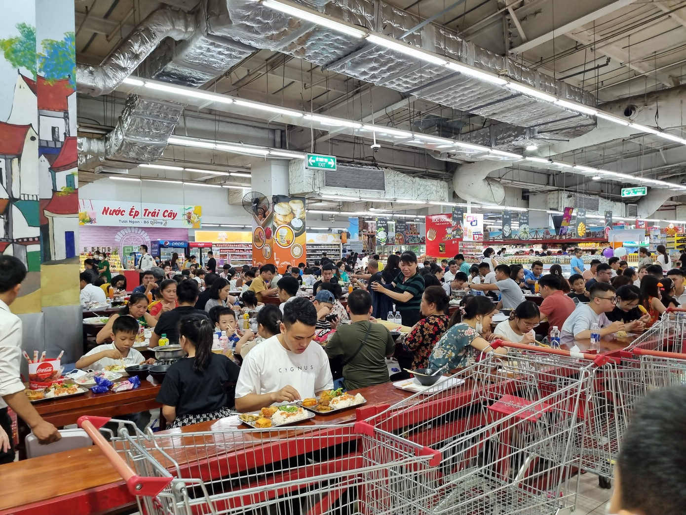 Bên trong khu quầy ăn tại siêu thị Big C nêm chặt khách ngồi ăn uống.